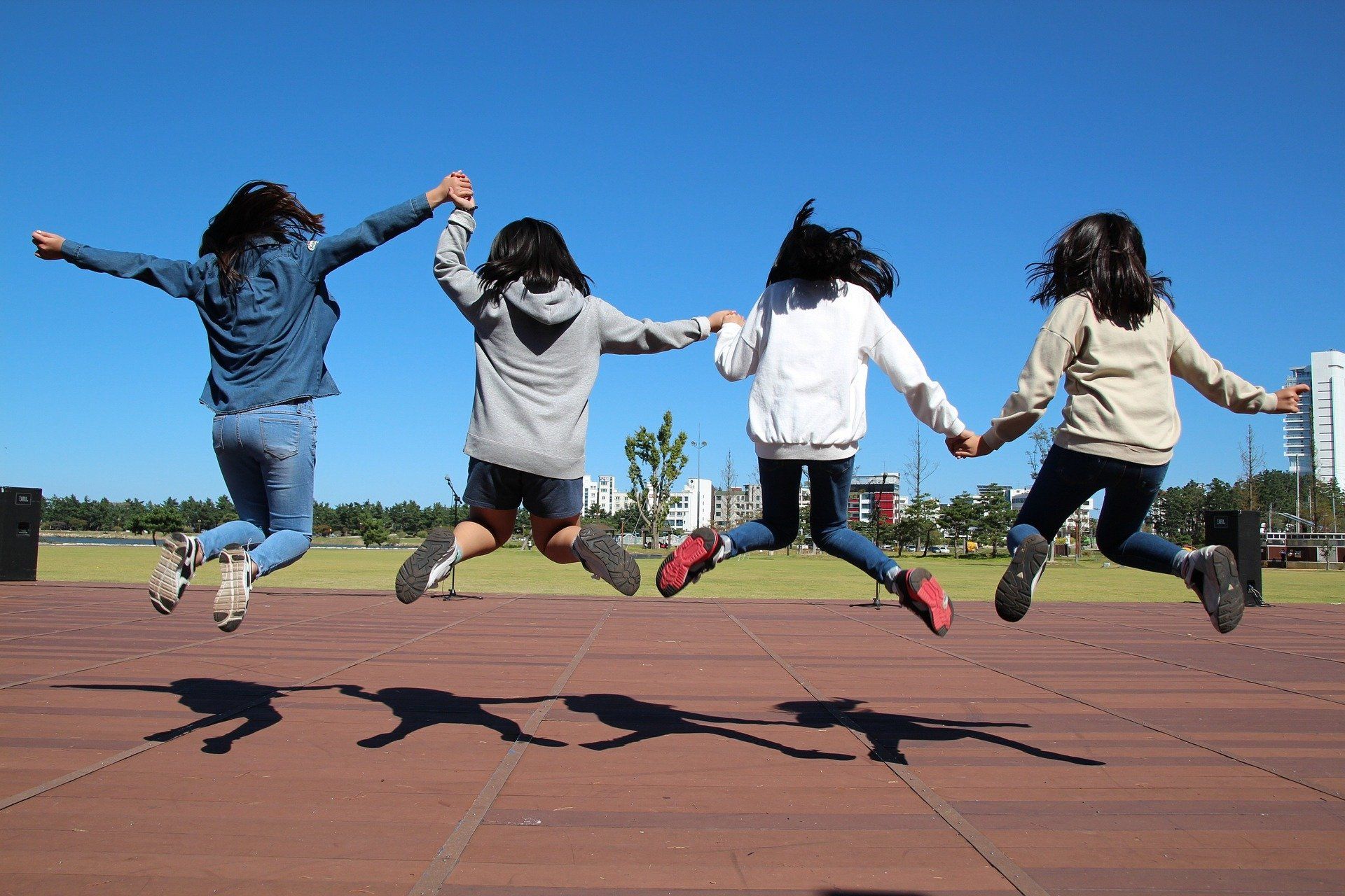 Hüpfende Kinder (c) Bild von manseok Kim auf Pixabay